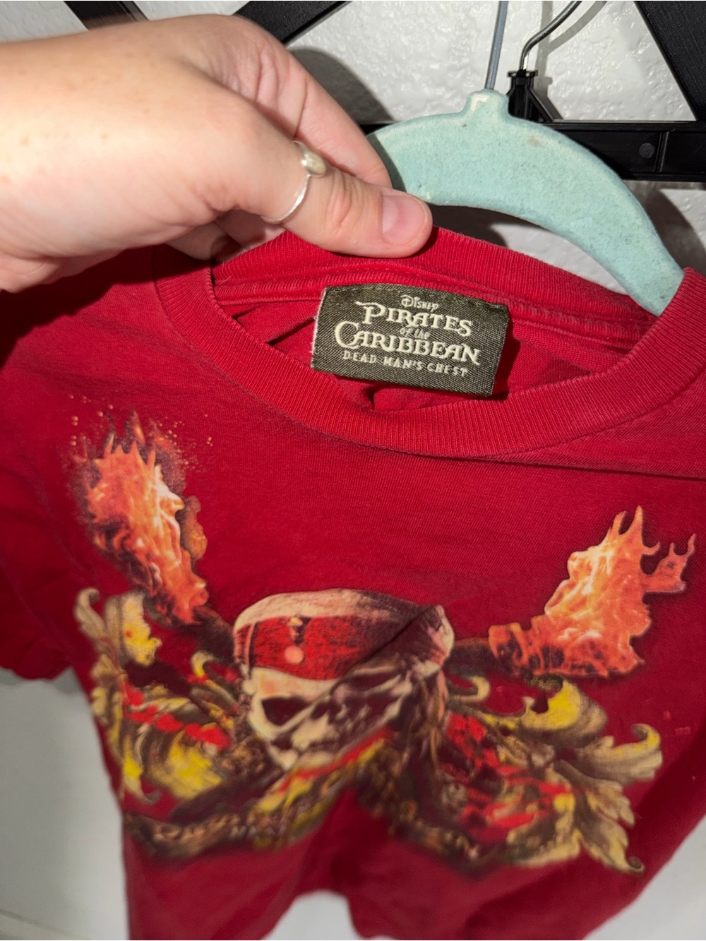 Disney Pirates of the Caribbean Skull Graphic T Shirt Red Boys Small - Picture 3 of 4
